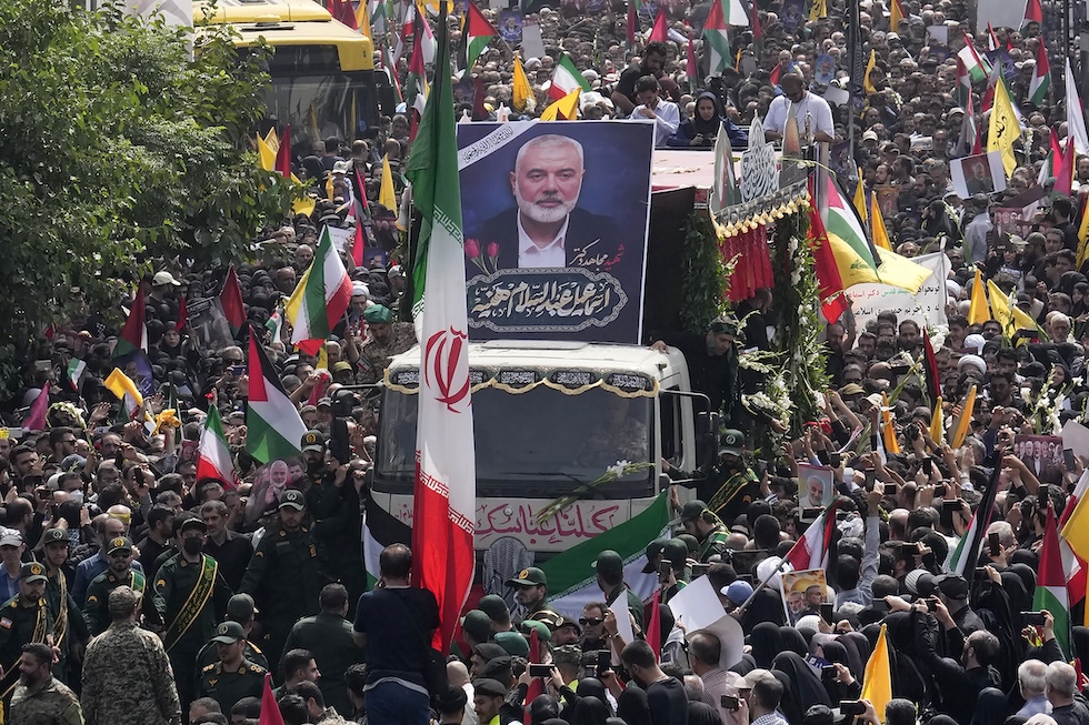 La folla durante i funerali di Ismail Haniyeh a Teheran 