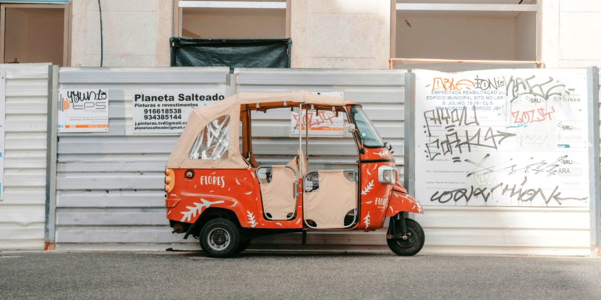 Un tuk tuk in una strada di Lisbona