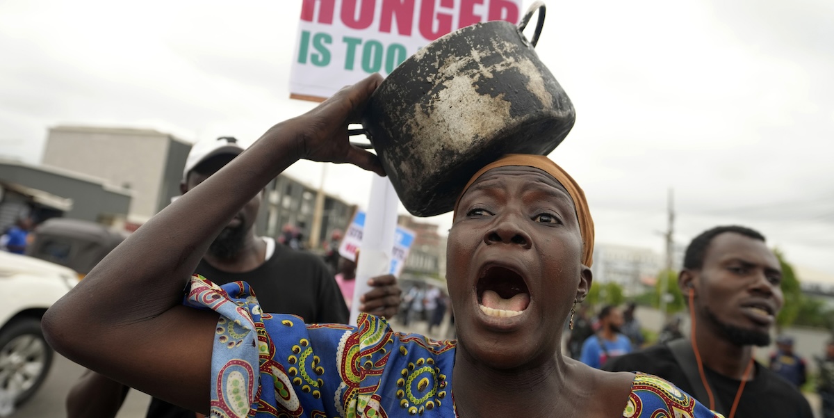 Una donna durante le proteste a Lagos, in Nigeria, l'1 agosto