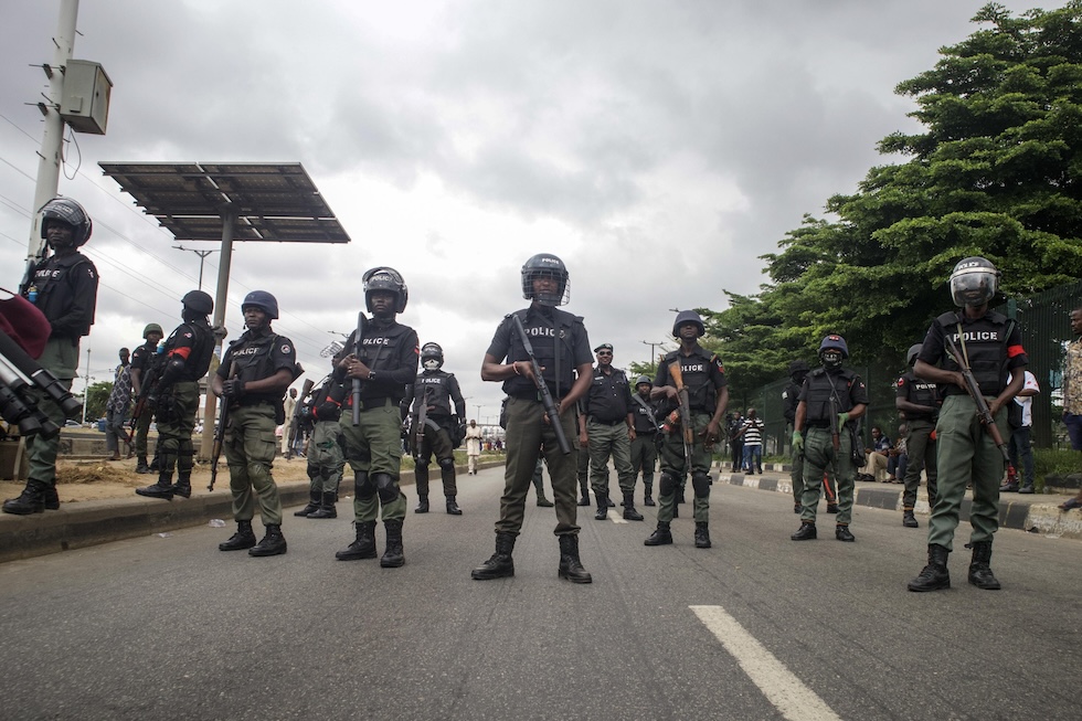 Le forze di sicurezza schierate per strada a Lagos, in Nigeria 