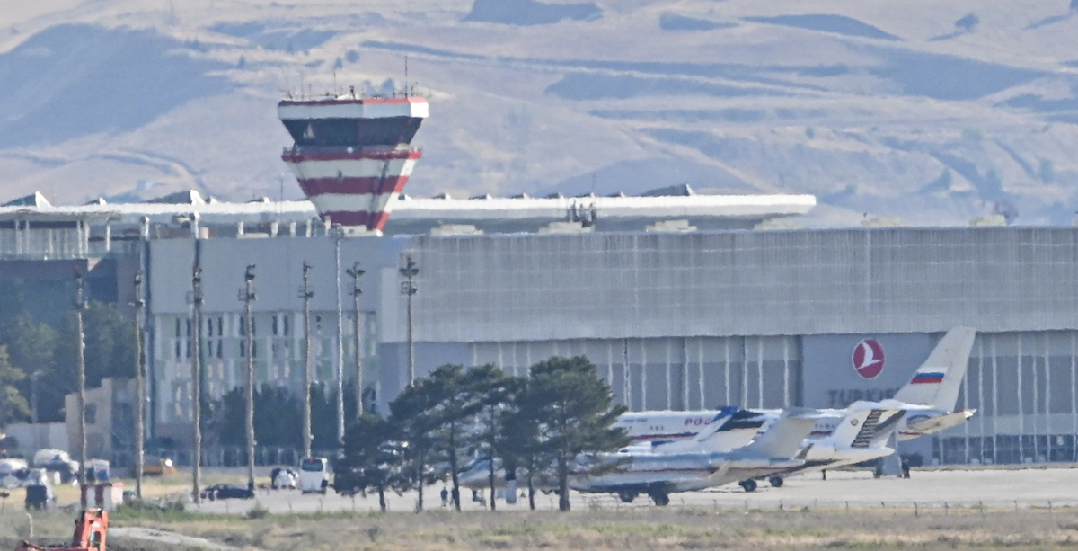 Alcuni aerei che hanno partecipato allo scambio di prigionieri all'aeroporto di Ankara (AP Photo)