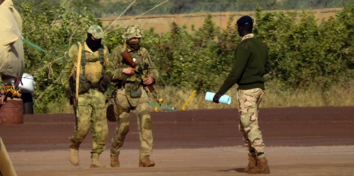 Foto non datata fornita dall'esercito francese che mostra alcuni mercenari russi nel nord del Mali (Esercito francese via AP)
