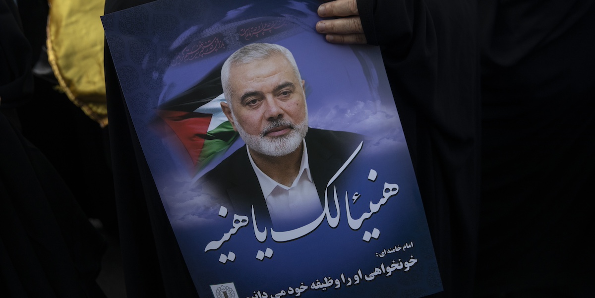 Un manifesto con il volto del leader politico di Hamas Ismail Haniyeh, mostrato durante una protesta a Teheran dopo la sua morte, il 31 luglio