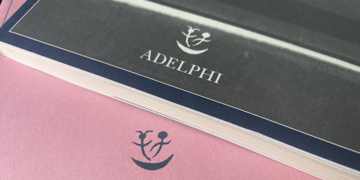 Il logo di Adelphi sulle copertine di due libri