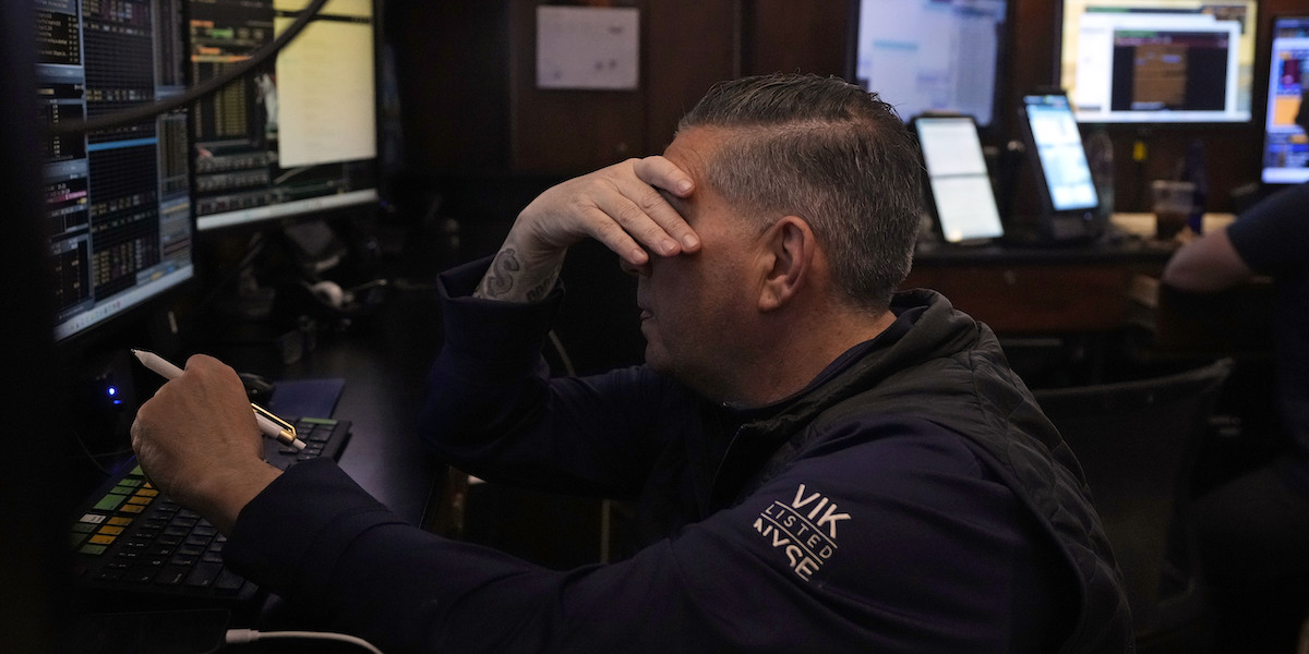 Un operatore della borsa di New York, il 2 agosto del 2024 (AP Photo/Richard Drew)