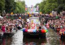 Un'imbarcazione partecipa alla parata del Pride ad Amsterdam