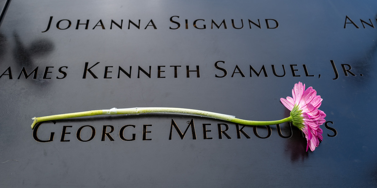 Un fiore sul memoriale dell'11 settembre 2001 a New York, ventidue anni dopo gli attentati (Spencer Platt/Getty Images)