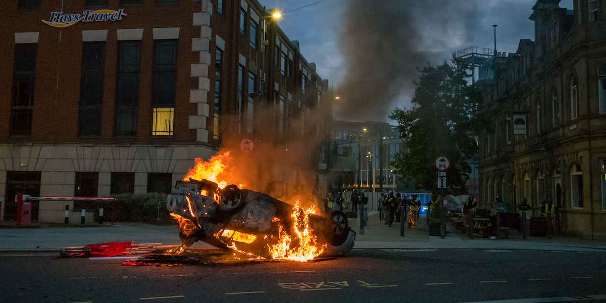 Una macchina ribaltata e bruciata durante le proteste a Sunderland, nel Regno Unito, il 2 agosto 2024 (Ian Forsyth/Getty Images)