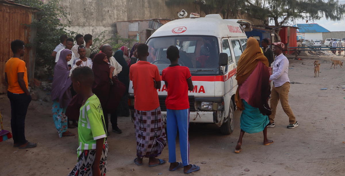 Un'ambulanza a soccorso dei feriti dopo l'attentato suicida sulla spiaggia