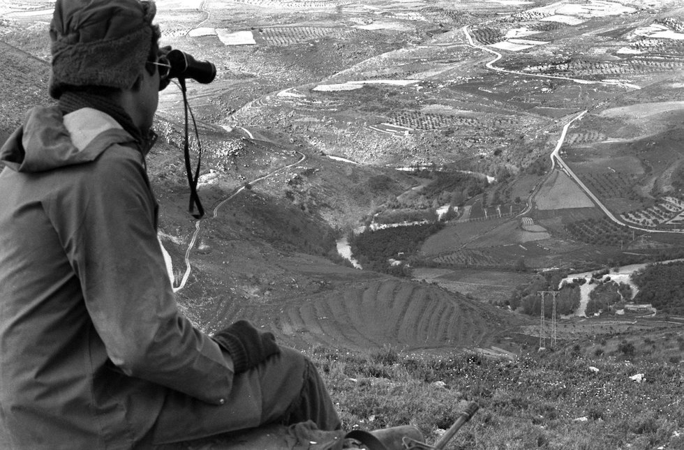 Un soldato israeliano osserva il fiume Leonte nel 1978