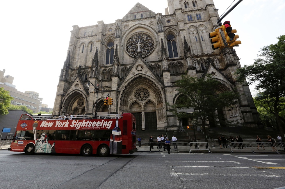 Un autobus turistico scoperto davanti alla chiesa