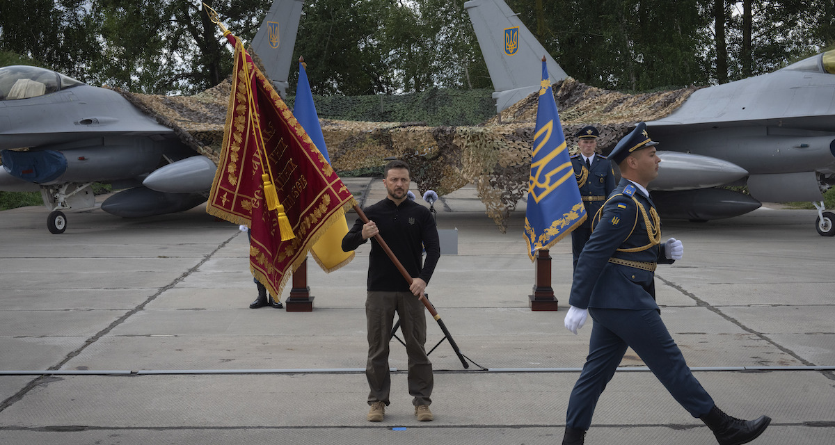 La cerimonia con cui Volodymyr Zelensky ha annunciato l'arrivo degli F-16, il 4 agosto