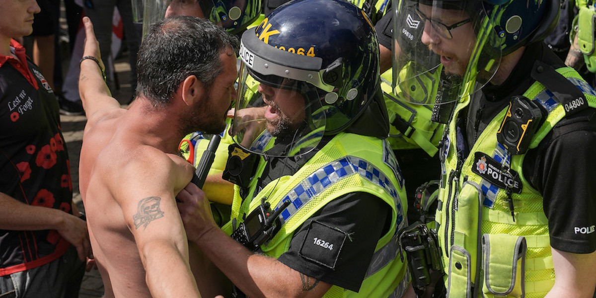 Un manifestante sfida la carica della polizia, a Manchester, il 3 agosto 2024 (Christopher Furlong/Getty Images)