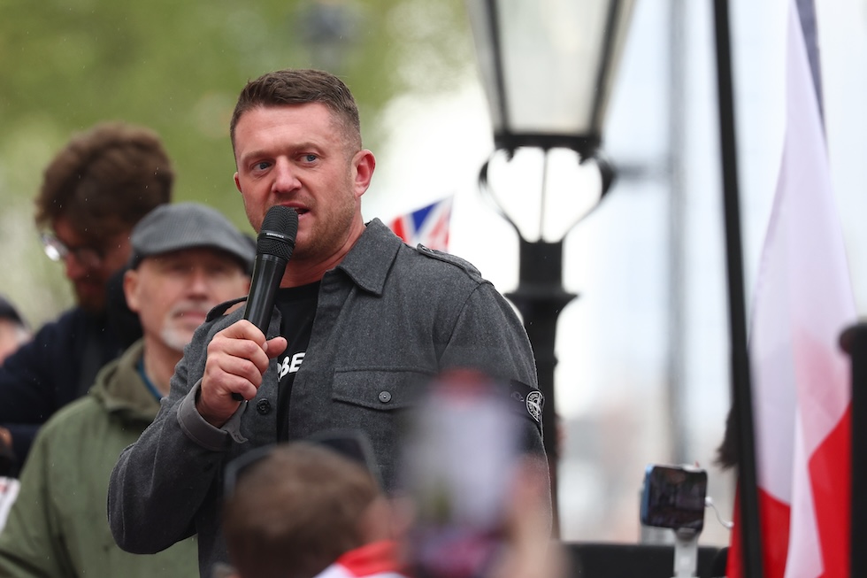 L'attivista di estrema destra Stephen Yaxley-Lennon, anche noto come Tommy Robinson, durante un comizio a Londra, il 23 aprile 2024