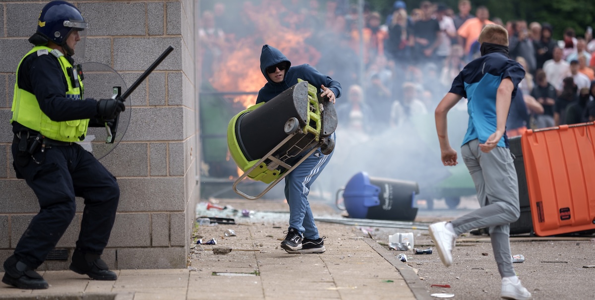 Scontri tra la polizia e i manifestanti dei gruppi di estrema destra a Rotherham, il 4 agosto