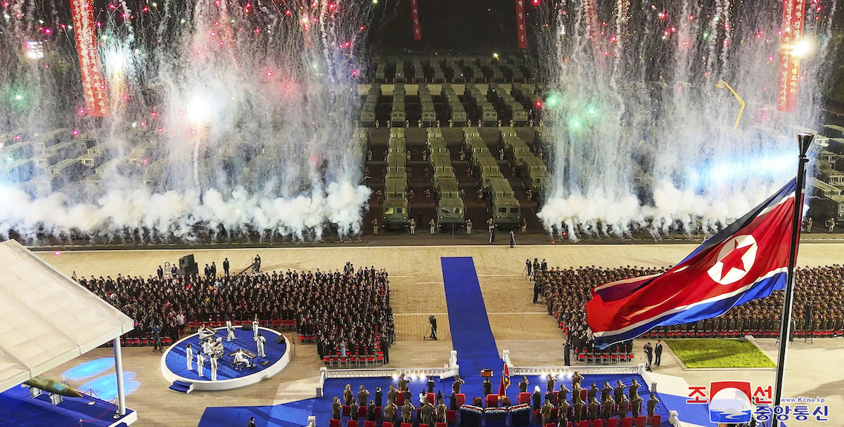 Una foto fornita dal governo nordcoreano mostra i festeggiamenti per la consegna di 250 lanciamissili alle unità militari che operano al confine con la Corea del Sud, 4 agosto 2024 (via Ap News)