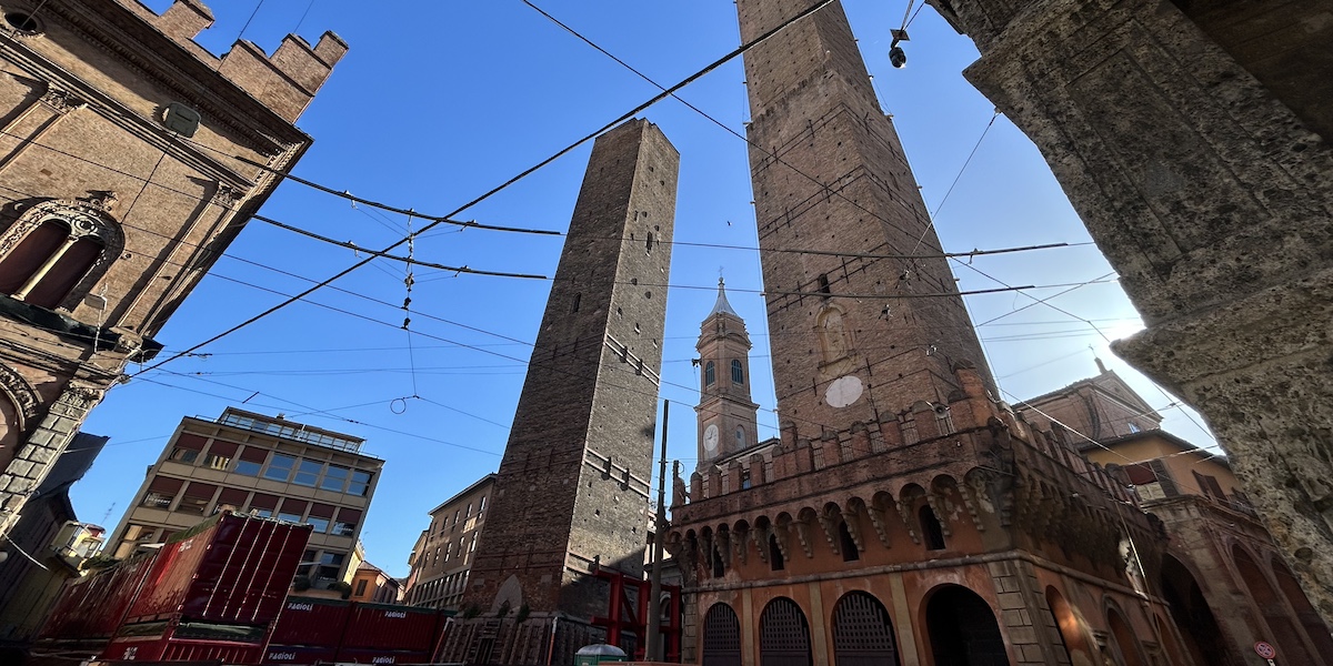 Le torri degli Asinelli e della Garisenda, a Bologna, lo scorso 4 aprile