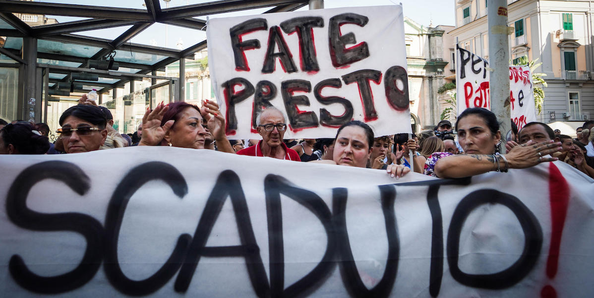 Corteo di protesta dei residenti delle Vele di Scampia, Napoli, 30 luglio 2024 (ANSA/CESARE ABBATE/)