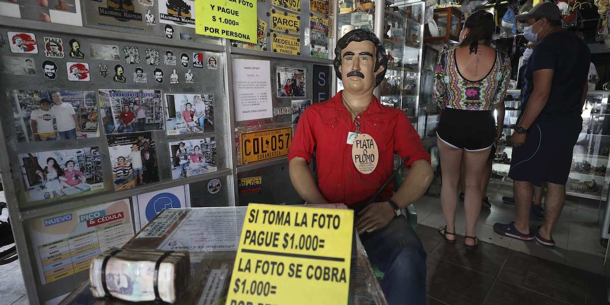 Un negozio di souvenir a Doradal, in Colombia (AP Photo/Fernando Vergara, File)