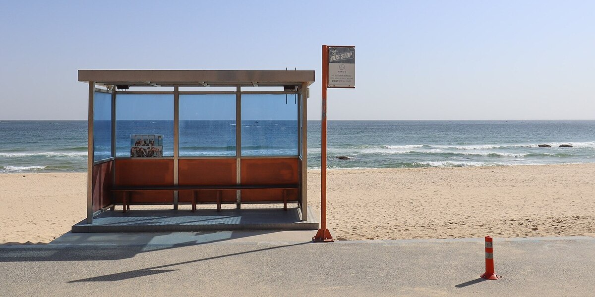 La fermata dell'autobus di Jumunjin Beach a Gangneung, in Corea del Sud, diventata famosa dopo essere apparsa sulla copertina di un disco dei BTS, Mobius6, CC BY-SA 4.0 via Wikimedia Commons