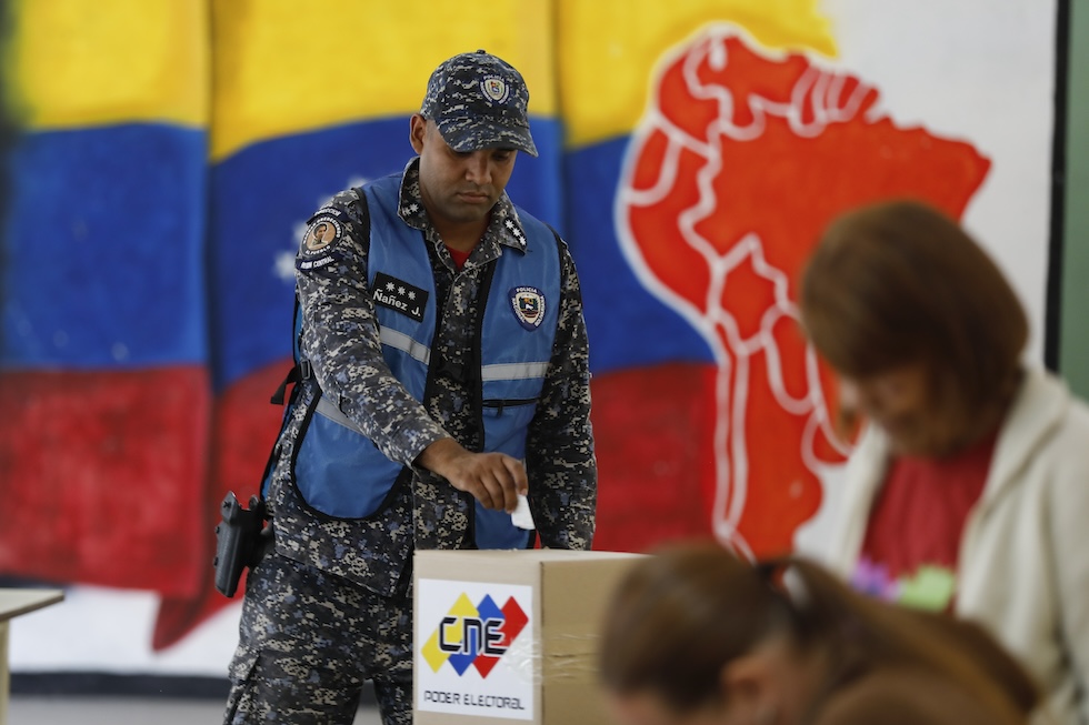 Un poliziotto venezuelano durante le prove generali della mobilitazione per il voto, il 30 giugno