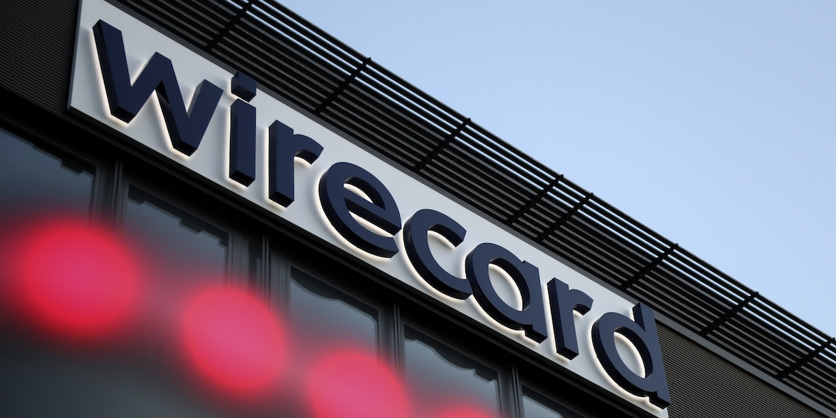 Il logo della società di pagamenti online Wirecard sulla sede principale a Monaco nel luglio del 2020