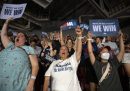 Sostenitori del Partito Democratico durante il comizio di Philadelphia (AP Photo/Joe Lamberti)