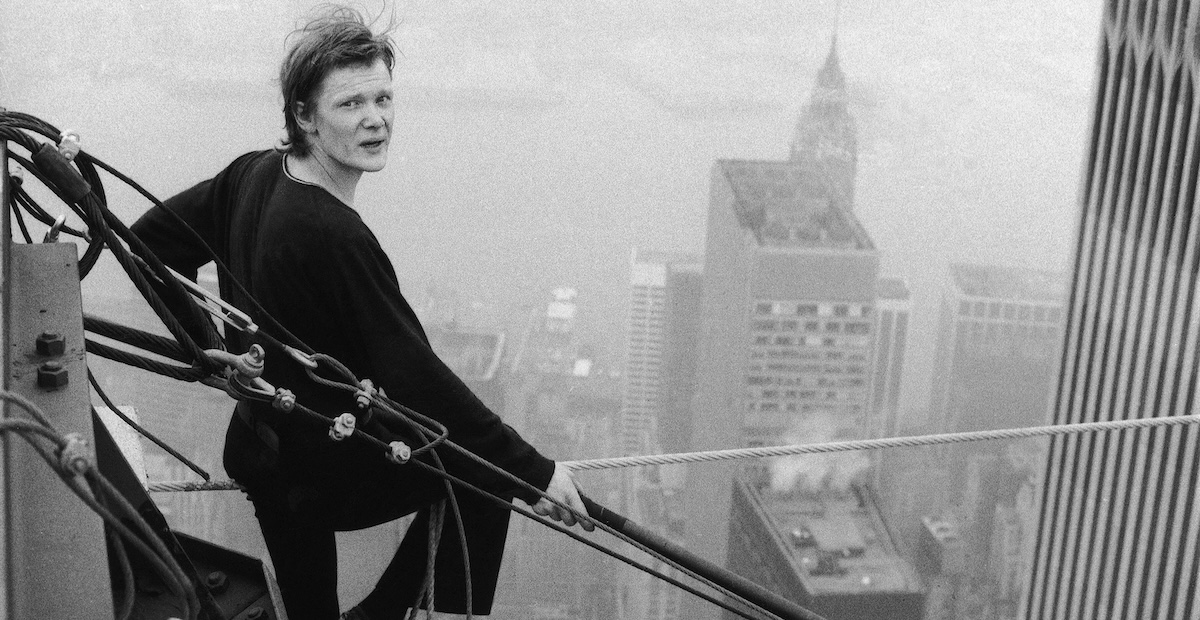 Philippe Petit accanto al cavo teso tra le due Torri gemelle, il 7 agosto del 1974 (AP Photo)