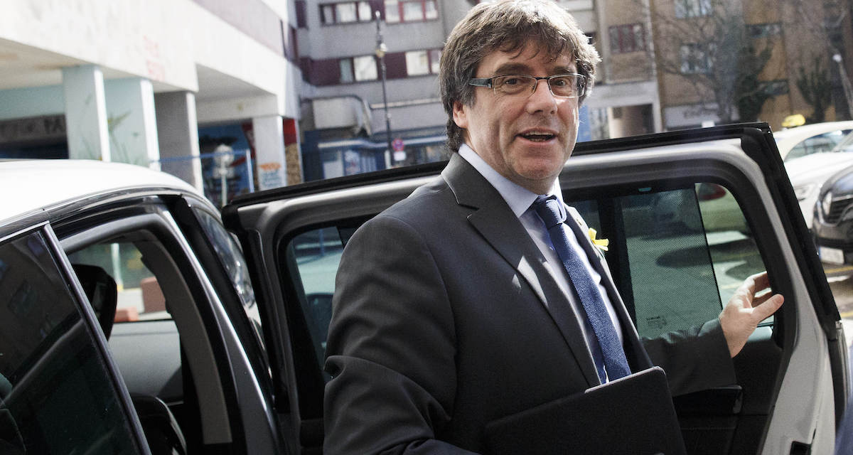 Carles Puigdemont esce da un'auto in una foto del 2018