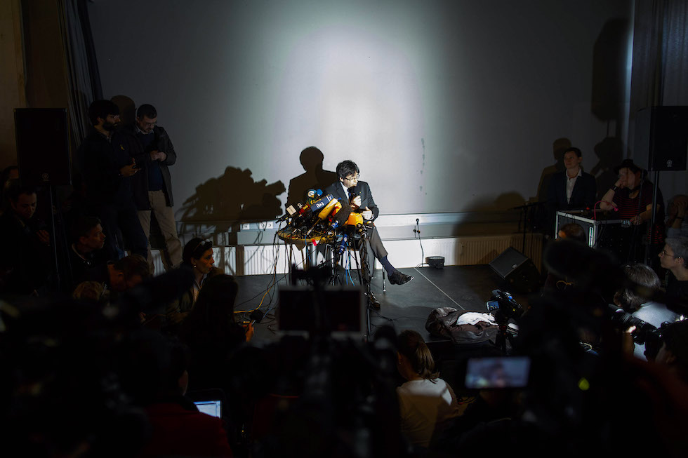 Puigdemont durante una conferenza stampa nel 2018