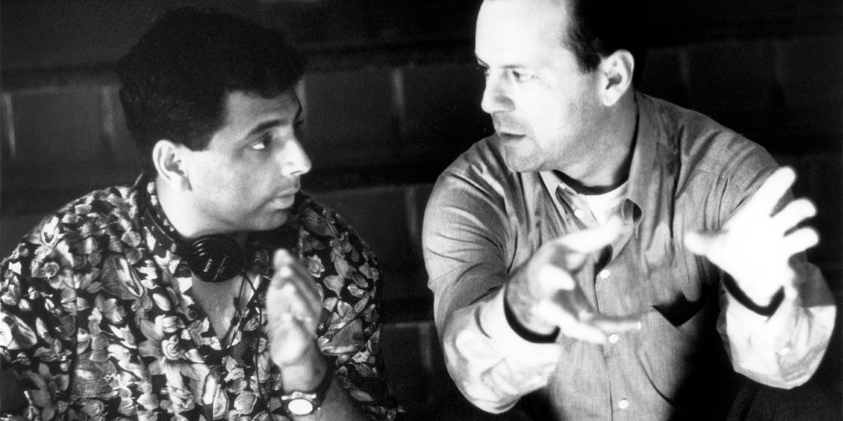 M. Night Shyamalan e Bruce Willis sul set di Il sesto senso nel 1999 (Ron Phillips/Buena Vista Pictures/courtesy Everett Collection)