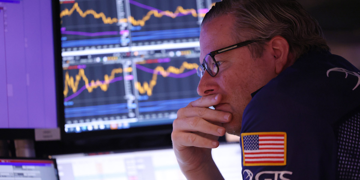 Un operatore della borsa di New York, il 5 agosto del 2024 (Michael M. Santiago/Getty Images)