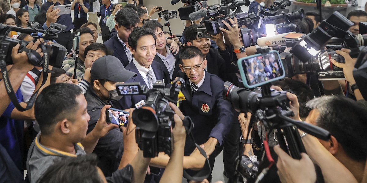 L’ex leader del partito Kao Klai (Andiamo Avanti), Pita Limjaroenrat, arriva alla Corte costituzionale di Bangkok, il 7 agosto (AP Photo/Chatkla Samnaingjam)