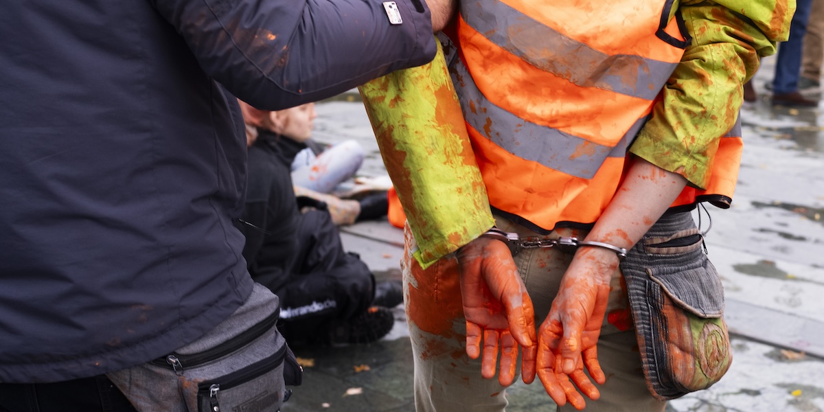 Un'attivista di Letzte Generation viene arrestata durante una protesta a Berlino, in Germania, il 31 ottobre del 2023