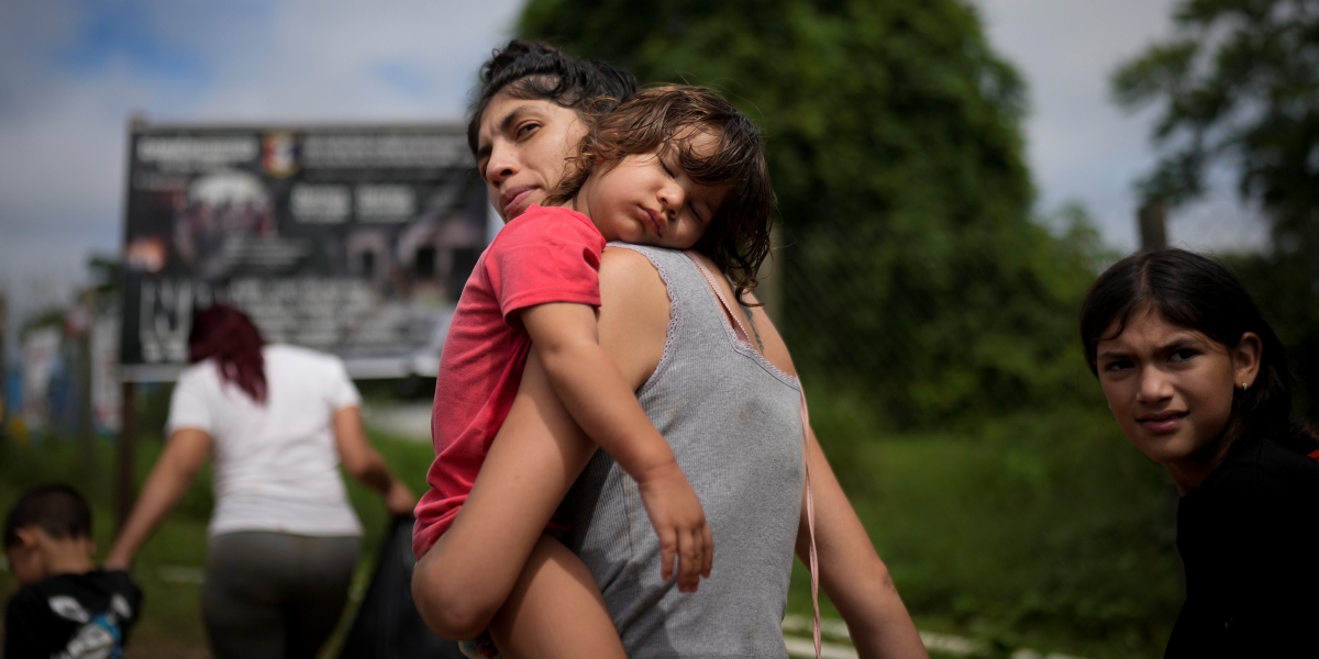 Una rifugiata venezuelana con in braccio suo figlio (AP/Matias Delacroix)