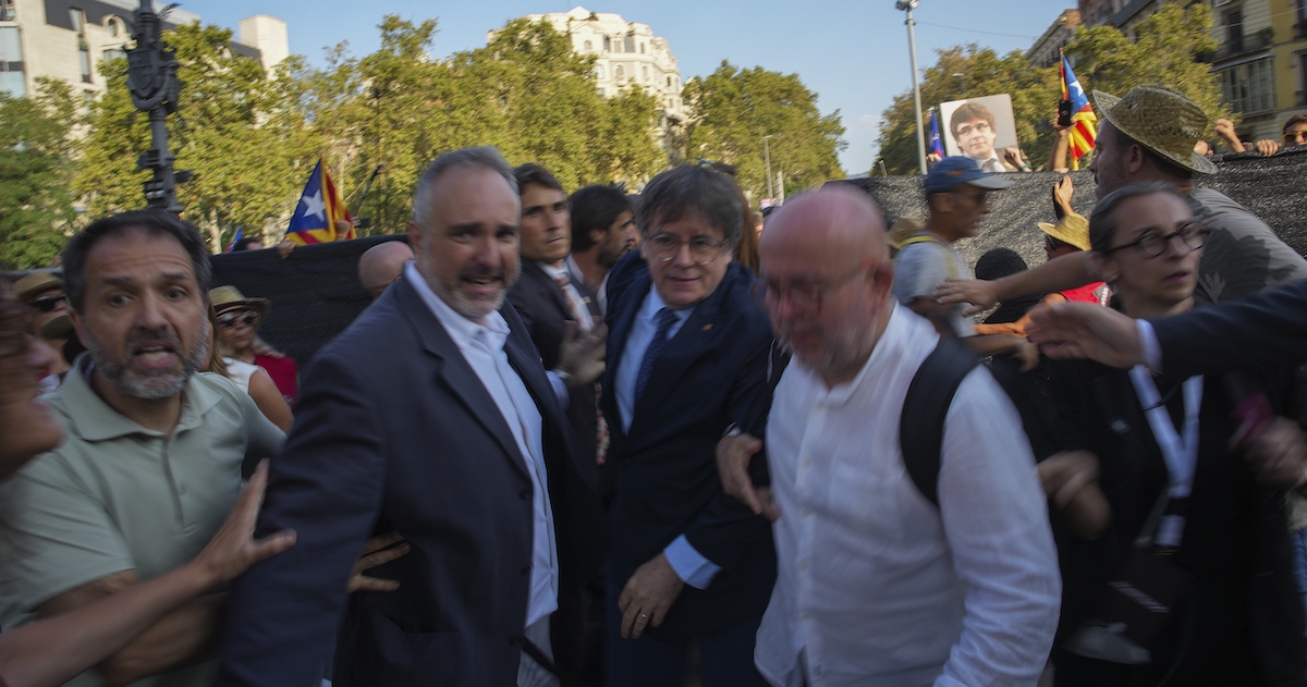 L'arrivo a Barcellona di Carles Puigdemont, tra i suoi sostenitori