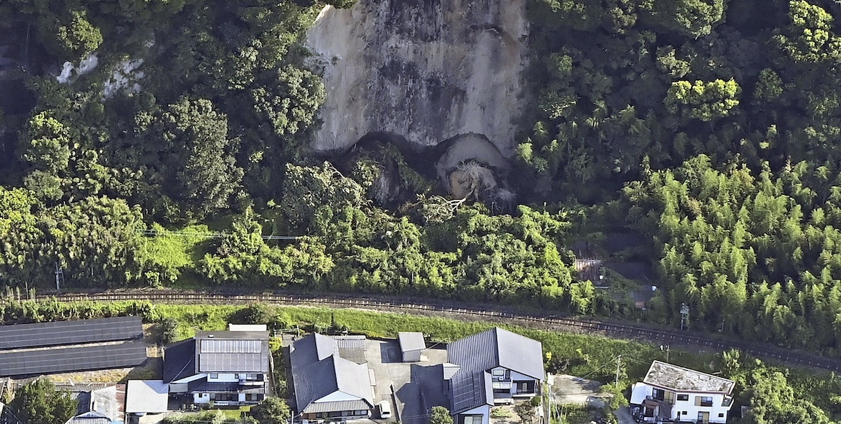 Una frana a Shibushi, nel sud del Giappone, dopo il terremoto di giovedì (Kyodo News via AP)