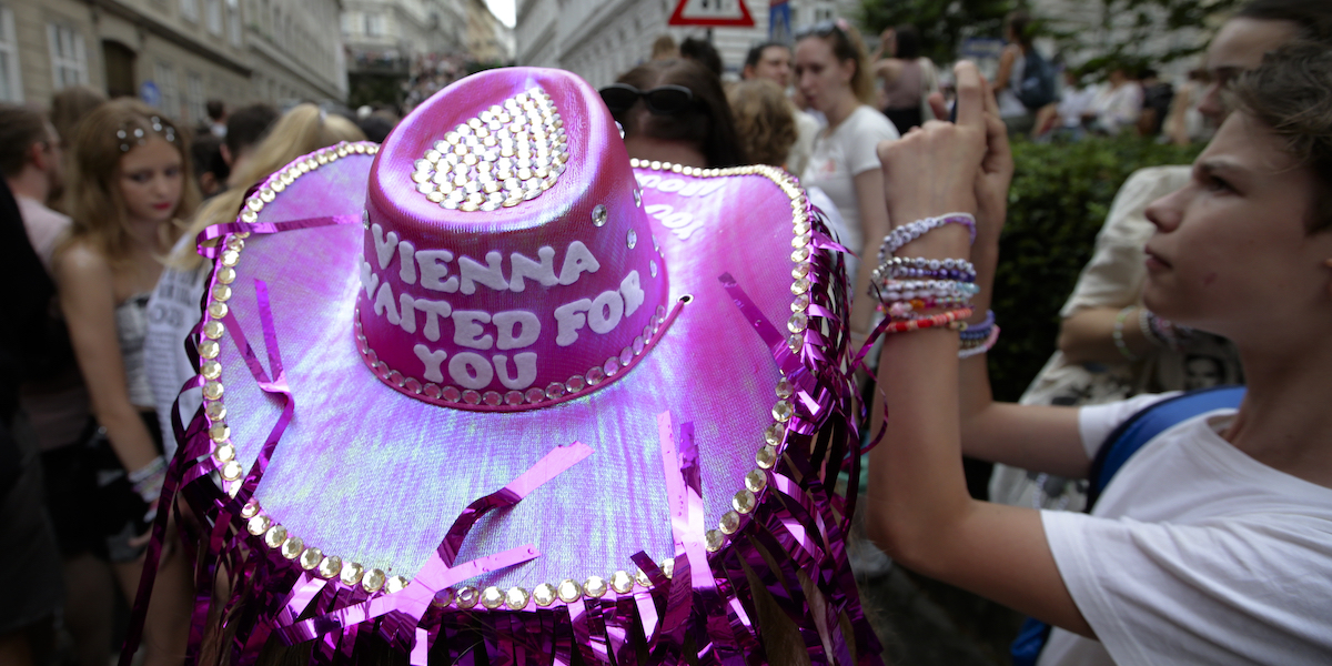 Una folla di fan di Taylor Swift a Vienna (AP Photo/Heinz-Peter Bader)