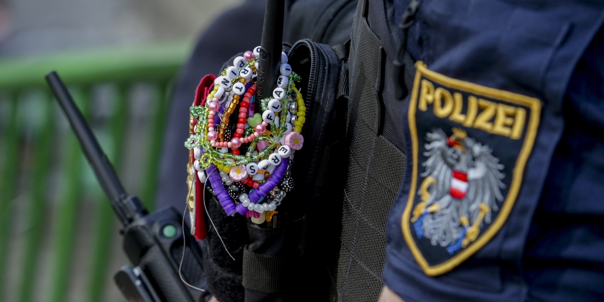 Un agente di polizia austriaco con i braccialetti dell'amicizia che solitamente ci si scambia ai concerti di Taylor Swift (AP Photo/Heinz-Peter Bader)