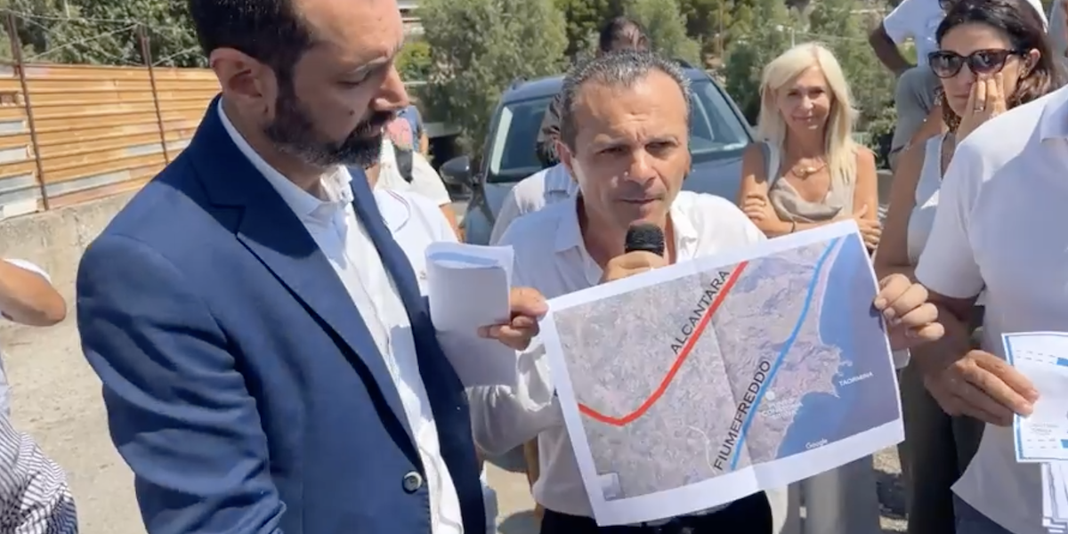 Il sindaco di Messina Federico Basile e quello di Taormina Cateno De Luca in conferenza stampa (Cateno De Luca via Facebook)