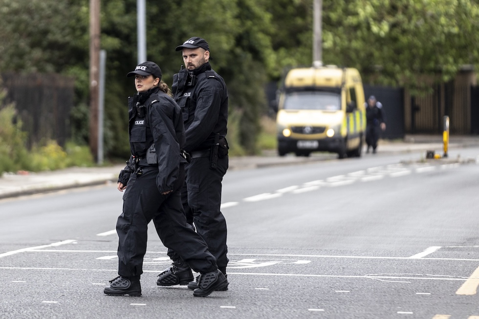 Due agenti di polizia durante una ronda a Liverpool, il 7 agosto