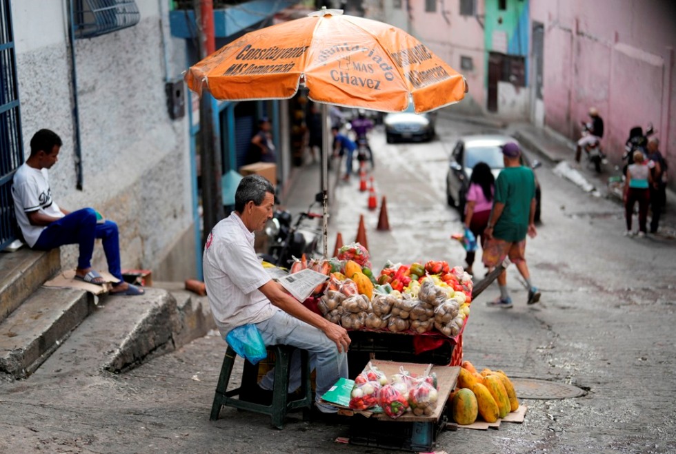 Un venditore nel quartiere di Petare, a Caracas 