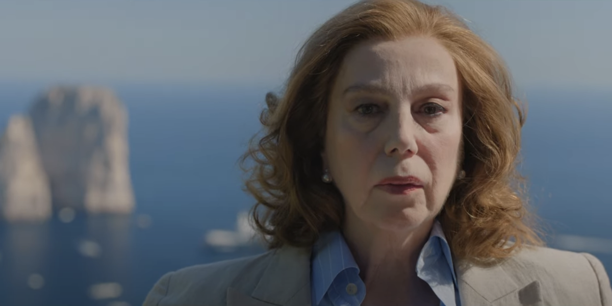 Stefania Sandrelli in una scena del film con dietro il golfo di Napoli