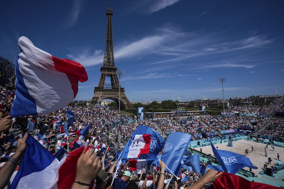 Bandiere della Francia nel pubblico che assiste alla partita, di giorno, con la torre Eiffel sullo sfondo