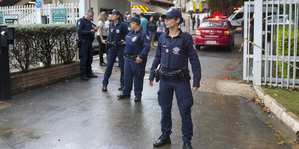 La polizia sorveglia l'area residenziale Vinhedo, in Brasile, dopo lo schianto di un aereo della compagnia VoePass, 9 agosto 2024 (AP Photo/Andre Penner)