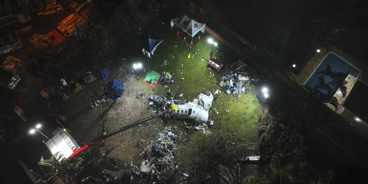 Alcuni detriti dell'aereo che si è schiantato venerdì 9 agosto nei pressi di San Paolo, Brasile (AP Photo/Andre Penner)