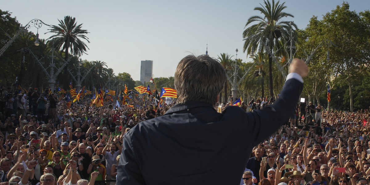 Carles Puigdemont tiene il suo primo comizio a Barcellona in sette anni, l'8 agosto del 2024 (AP Photo/Emilio Morenatti)