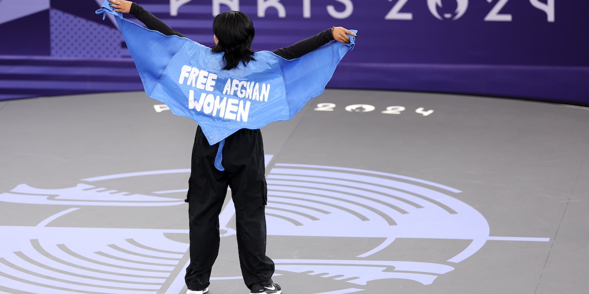 Manizha Talash, nota nel mondo della break dance come B-Girl, mostra il messaggio «Donne afghane libere» durante la sua gara alle Olimpiadi di Parigi