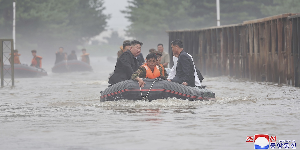 Il dittatore nordcoreano Kim Jong Un su un gommone nella città alluvionata di Sinuiju in una foto diffusa dall'agenzia stampa di stato, 29 luglio 2024 (Korean Central News Agency/Korea News Service via AP)