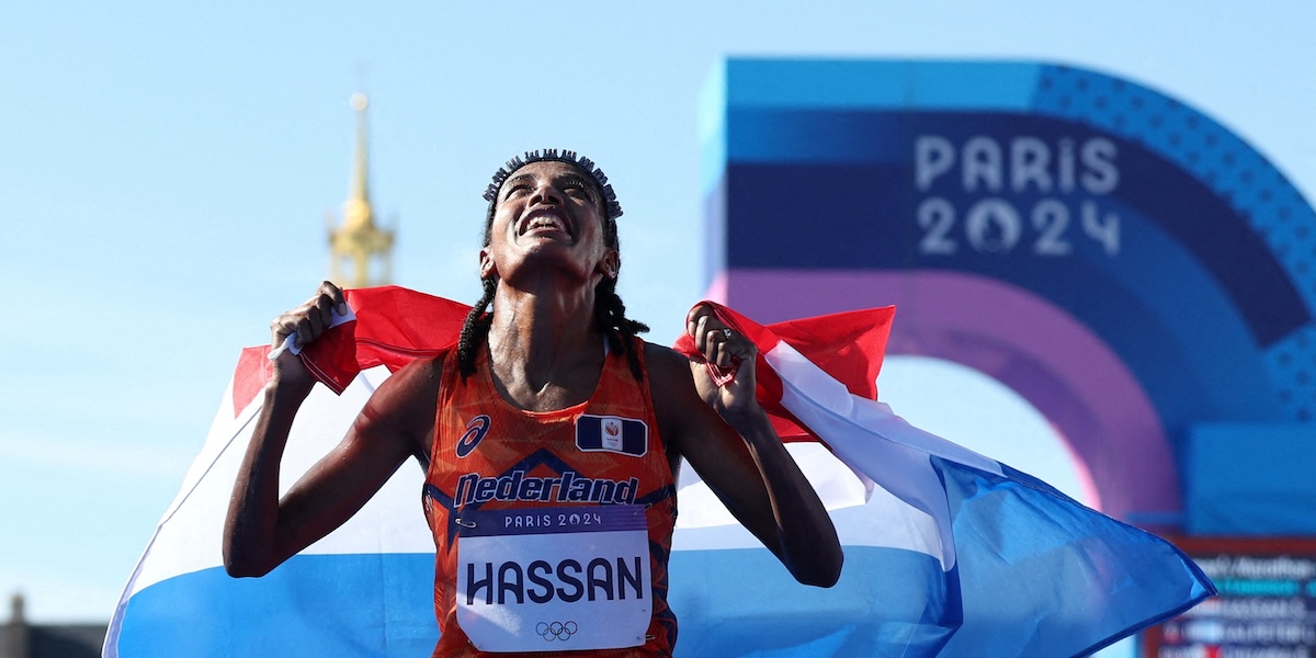 L'olandese Sifan Hassan festeggia la vittoria della maratona femminile, domenica 11 agosto (REUTERS/ Lisa Leutner)